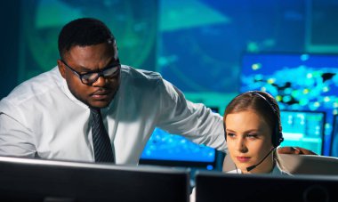 Uçak kontrol subayı kontrol kulesinden gelen uçakları izliyor. Hava hizmetleri ofisi navigasyon sistemleri, radarlar ve bilgisayar istasyonlarıyla donatılmıştır. Havacılık kavramı.