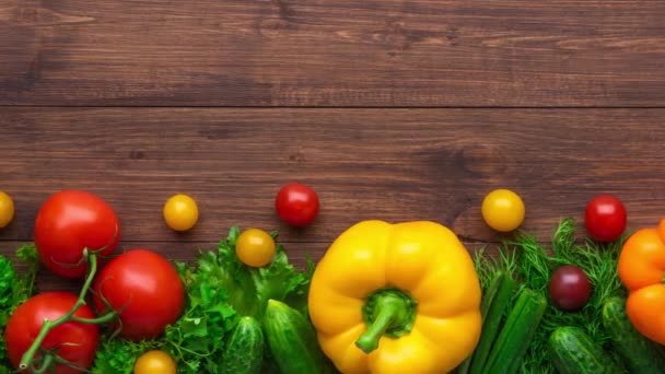 Ingredientes alimenticios saludables: verduras frescas, frutas y superalimentos. Nutrición, dieta, comida vegana. Fondo de madera — Vídeos de Stock