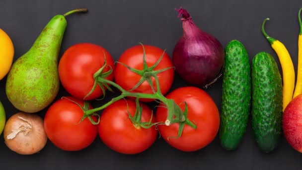Ingredientes alimentares saudáveis: legumes frescos, frutas e superalimentos. Nutrição, dieta, comida vegana. Fundo preto — Vídeo de Stock