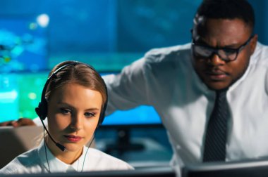 Uçak kontrol subayı kontrol kulesinden gelen uçakları izliyor. Hava hizmetleri ofisi navigasyon sistemleri, radarlar ve bilgisayar istasyonlarıyla donatılmıştır. Havacılık kavramı.