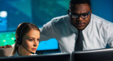 Uçak kontrol subayı kontrol kulesinden gelen uçakları izliyor. Hava hizmetleri ofisi navigasyon sistemleri, radarlar ve bilgisayar istasyonlarıyla donatılmıştır. Havacılık kavramı.