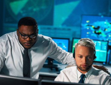 Uçak kontrol subayı kontrol kulesinden gelen uçakları izliyor. Hava hizmetleri ofisi navigasyon sistemleri, radarlar ve bilgisayar istasyonlarıyla donatılmıştır. Havacılık kavramı.