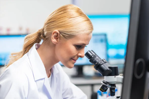 プロの女性科学者は現代の科学研究所でワクチンを研究している。遺伝子工学の職場だ。未来の技術と科学. ストック写真