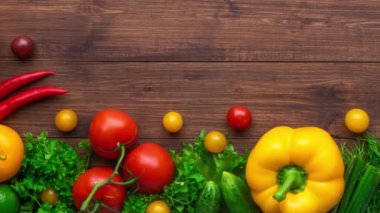 Sağlıklı yiyecekler: taze sebzeler, meyveler ve süper yiyecekler. Beslenme, diyet, vejetaryen yemekleri. Ahşap arkaplan