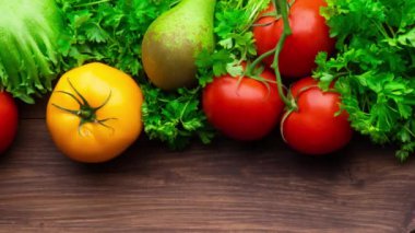 Sağlıklı yiyecekler: taze sebzeler, meyveler ve süper yiyecekler. Beslenme, diyet, vejetaryen yemekleri. Ahşap arkaplan