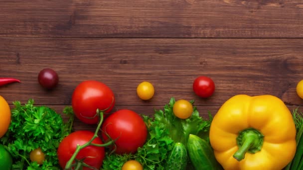 Zdrowe składniki odżywcze: świeże warzywa, owoce i superjedzenie. Odżywianie, dieta, wegańskie jedzenie. Kontekst drewniany — Wideo stockowe