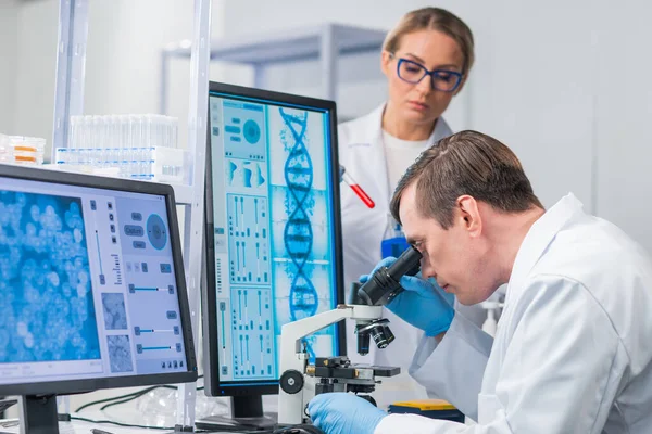 A equipe profissional de cientistas está trabalhando em uma vacina em um moderno laboratório de pesquisa científica. Engenheiro genético no trabalho. Tecnologia e ciência futuras. — Fotografia de Stock