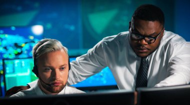 Uçak kontrol subayı kontrol kulesinden gelen uçakları izliyor. Hava hizmetleri ofisi navigasyon sistemleri, radarlar ve bilgisayar istasyonlarıyla donatılmıştır. Havacılık kavramı.