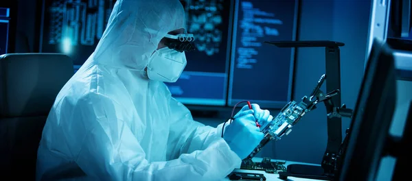 The scientist works in a modern scientific laboratory for the research and development of microelectronics and processors. Microprocessor manufacturing worker uses computer technology and equipment. — Stock Photo, Image