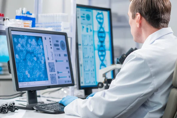 A equipe profissional de cientistas está trabalhando em uma vacina em um moderno laboratório de pesquisa científica. Engenheiro genético no trabalho. Tecnologia e ciência futuras. — Fotografia de Stock