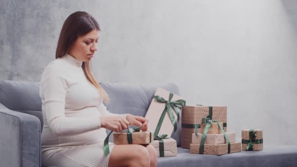 Jovem grávida está descansando em casa e esperando um bebê. O conceito de gravidez, maternidade, saúde e estilo de vida. — Vídeo de Stock