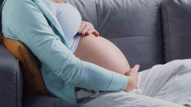 Genç hamile kadın evde dinleniyor ve bebek bekliyor. Hamilelik, annelik, sağlık ve yaşam tarzı kavramı. — Stok video