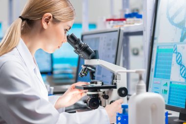 Profesyonel kadın bilim adamı modern bir bilimsel araştırma laboratuvarında aşı üzerinde çalışıyor. Genetik mühendisliği işyeri. Gelecekteki teknoloji ve bilim.