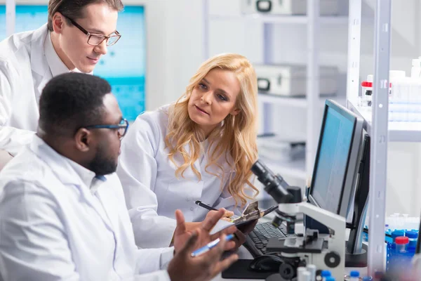 Professionella forskarlag arbetar med ett vaccin i ett modernt vetenskapligt forskningslaboratorium. Genetisk ingenjör på arbetsplatsen. Framtida teknik och vetenskap. — Stockfoto