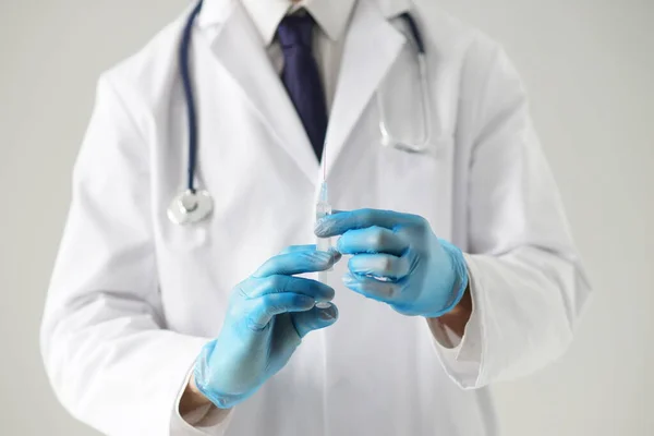 Médico profissional no consultório do hospital. Retrato de médico jovem e confiante. Conceito médico. — Fotografia de Stock