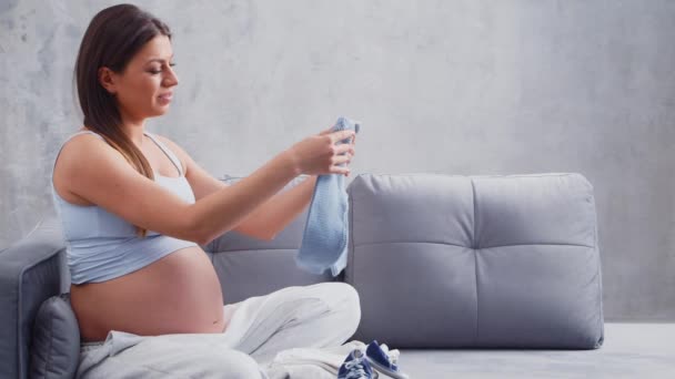 La giovane donna incinta sta riposando a casa e aspetta un bambino. Il concetto di gravidanza, maternità, salute e stile di vita. — Video Stock