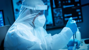 Bilim adamı modern bir laboratuarda laboratuvar ekipmanları, mikroskop ve bilgisayar teknolojisi kullanıyor. Yeni aşıların icadı. Bilim ve Sağlık kavramı.