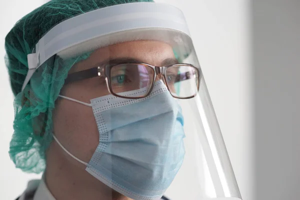 Professionele arts in het ziekenhuis kantoor. Portret van een jonge en zelfverzekerde arts. Medisch concept. — Stockfoto