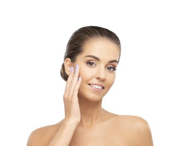 Genç, güzel ve sağlıklı bir kızın stüdyo portresi. Çekici kadın yüzü beyaz arka planda izole edilmiş..