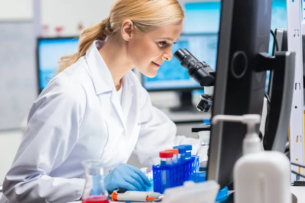 Profesyonel kadın bilim adamı modern bir bilimsel araştırma laboratuvarında aşı üzerinde çalışıyor. Genetik mühendisliği işyeri. Gelecekteki teknoloji ve bilim. — Stok fotoğraf