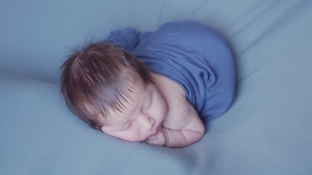 Nahaufnahme Porträt eines kleinen Babys, das vor kurzem geboren wurde. Neugeborener Junge im Studio. Licht aus dem Fenster. — Stockvideo