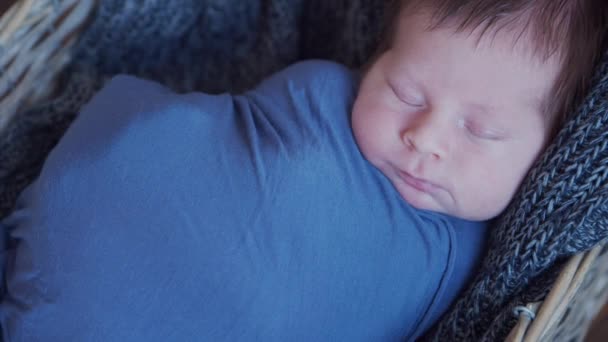 Close-up portret van een pasgeboren baby. Pasgeboren baby jongen in de studio. Licht uit het raam. — Stockvideo