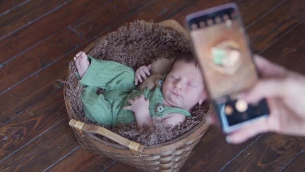 Närbild porträtt av en ung baby som nyligen har fötts. Nyfödd pojke i studion. Ljus från fönstret. — Stockvideo