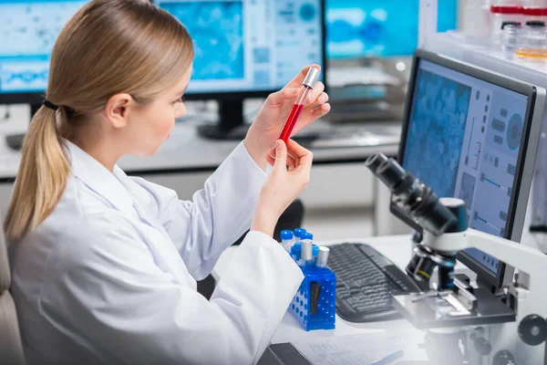 一位专业的女科学家正在一个现代科学研究实验室里研究一种疫苗。基因工程工作场所。未来的技术和科学. — 图库照片