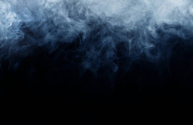 Siyah arka planda sigara içmek. Sis veya buhar dokusu.