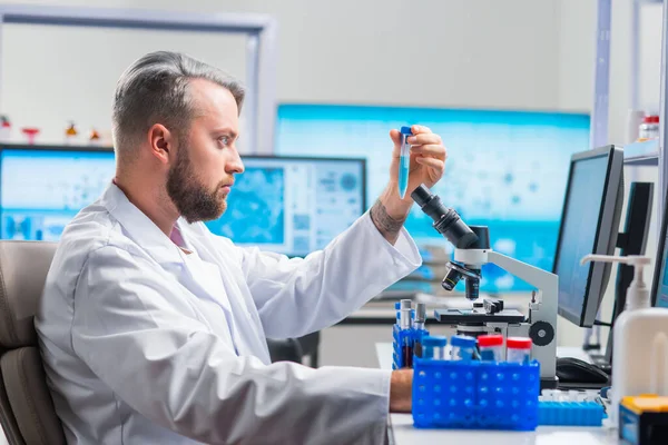 Professionele wetenschapper werkt aan een vaccin in een modern wetenschappelijk onderzoekslaboratorium. Genetische ingenieur werkplek. Toekomstige technologie en wetenschap. — Stockfoto