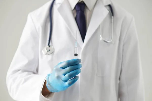 Médico profesional en el consultorio del hospital. Retrato de médico joven y confiado. Concepto médico. —  Fotos de Stock