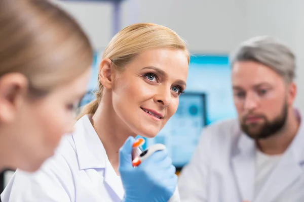 Professionella forskarlag arbetar med ett vaccin i ett modernt vetenskapligt forskningslaboratorium. Genetisk ingenjör på arbetsplatsen. Framtida teknik och vetenskap. — Stockfoto