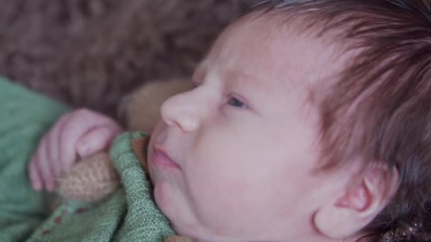 Nahaufnahme Porträt eines kleinen Babys, das vor kurzem geboren wurde. Neugeborener Junge im Atelier. — Stockvideo