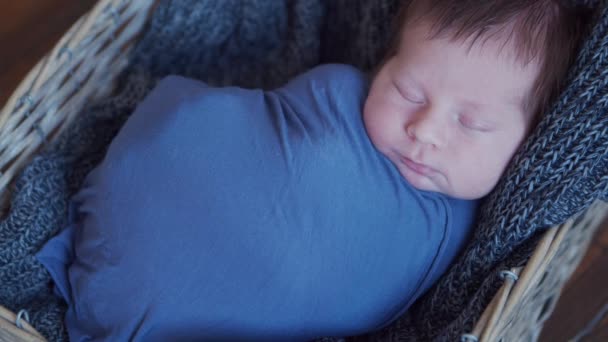 Nahaufnahme Porträt eines kleinen Babys, das vor kurzem geboren wurde. Neugeborener Junge im Atelier. — Stockvideo