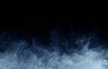 Siyah arka planda sigara içmek. Sis veya buhar dokusu.