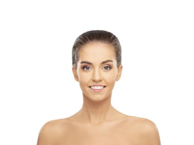 Genç, güzel ve sağlıklı bir kızın stüdyo portresi. Çekici kadın yüzü beyaz arka planda izole edilmiş..