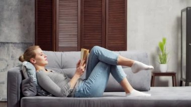 Genç sarışın kız kitap ya da ders kitabı okuyor. Güzel bir kadın evinde dinleniyor ve dinleniyor..