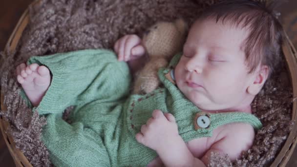 Närbild porträtt av en ung baby som nyligen har fötts. Nyfödd pojke i studion. — Stockvideo