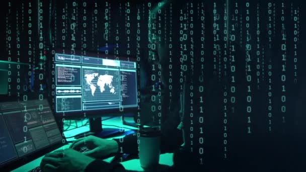 İnternet dolandırıcılığı, darknet, veri hırsızlığı, siber suç konsepti. Hükümet sunucusuna hackerlar saldırdı. Tehlikeli suçlular virüs programları kodluyor. — Stok video