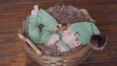 Yakın zamanda doğan bir bebeğin yakın plan portresi. Stüdyoda yeni doğmuş bir bebek..