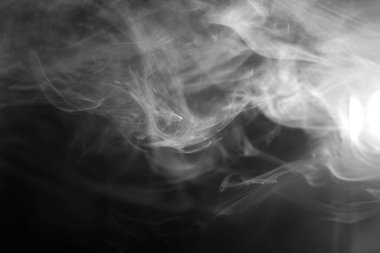 Siyah üzerine soyut duman dokusu. Karanlıkta sis..