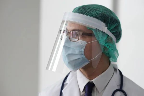 Beruflicher Arzt in der Krankenhauspraxis. Porträt eines jungen und selbstbewussten Arztes. Medizinisches Konzept. — Stockfoto