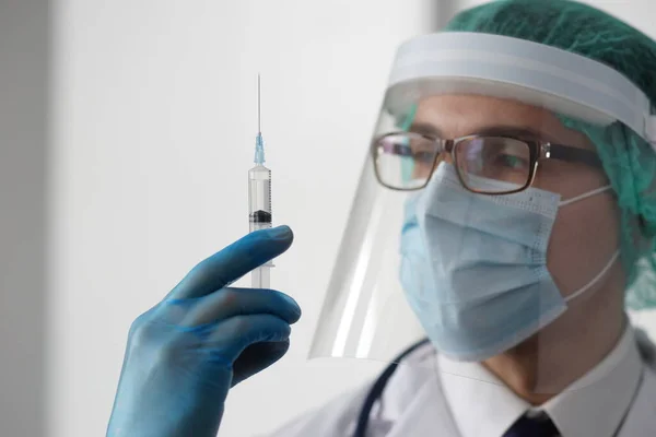 Médico profissional no consultório do hospital. Retrato de médico jovem e confiante. Conceito médico. — Fotografia de Stock