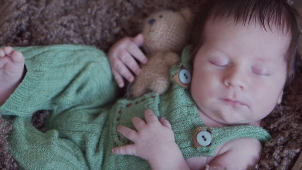 Närbild porträtt av en ung baby som nyligen har fötts. Nyfödd pojke i studion. — Stockvideo
