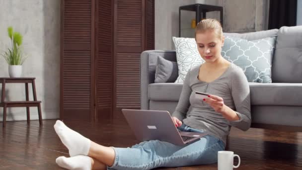 Young woman orders goods online using a laptop and a credit card. Online shopping, delivery and payment systems concept. — Stock Video