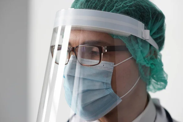 Beruflicher Arzt in der Krankenhauspraxis. Porträt eines jungen und selbstbewussten Arztes. Medizinisches Konzept. — Stockfoto