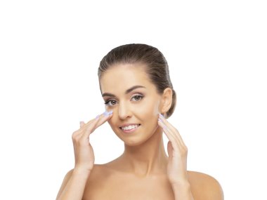 Genç, güzel ve sağlıklı bir kızın stüdyo portresi. Çekici kadın yüzü beyaz arka planda izole edilmiş..