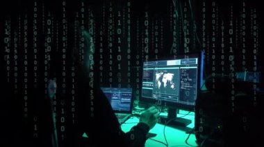 İnternet dolandırıcılığı, darknet, veri hırsızlığı, siber suç konsepti. Hükümet sunucusuna hackerlar saldırdı. Tehlikeli suçlular virüs programları kodluyor.