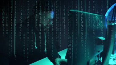 İnternet dolandırıcılığı, darknet, veri hırsızlığı, siber suç konsepti. Hükümet sunucusuna hackerlar saldırdı. Tehlikeli suçlular virüs programları kodluyor.
