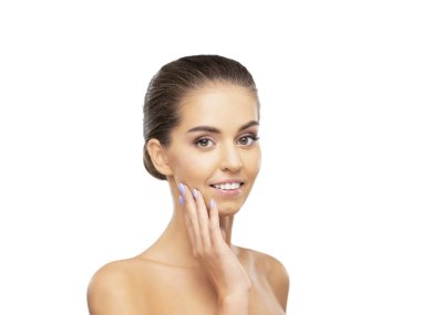 Genç, güzel ve sağlıklı bir kızın stüdyo portresi. Çekici kadın yüzü beyaz arka planda izole edilmiş..